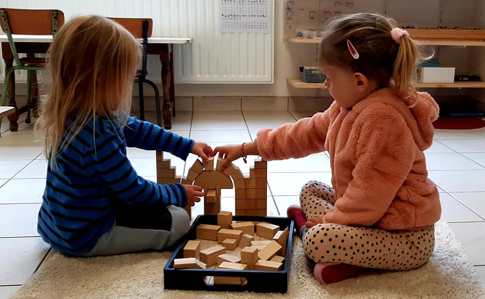 ecole-montessori-enfant-materiel