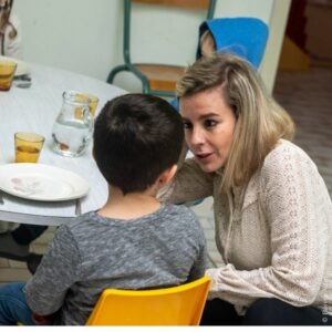 ambiance-3-6-ans-repas-enfant-echange-educatrice-ecole-montessori-epinal