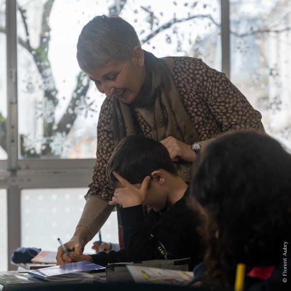 ambiance-6-12-ans-educatrice-complicite-eleve-ecole-montessori-epinal