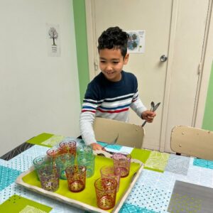 ecole-montessori-epinal-6-12-ans-repas-mettre-la-table-2