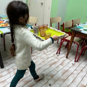 ecole-montessori-epinal-6-12-ans-repas-mettre-la-table